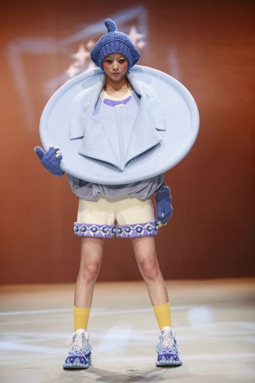 Xiao Li Weird Collar Design On Fashion, Outrageous Fashion, Sculptural Fashion, Geometric Fashion, Style Bubble, Conceptual Fashion, Special Clothes, Fashion Fail, Weird Fashion