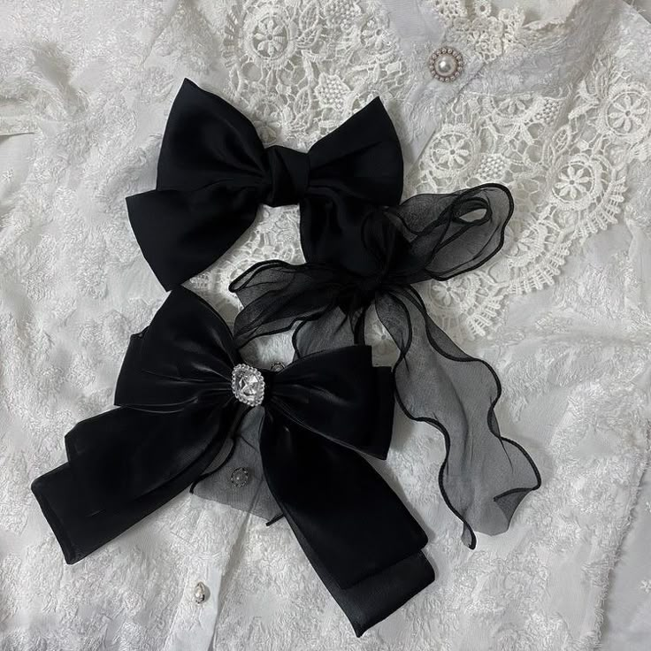 Sound Of Magic, Estilo Blair Waldorf, Black And White Ribbon, Doll Aesthetic, Pink Themes, Black And White Aesthetic, White Bow, Black N White, Alternative Outfits