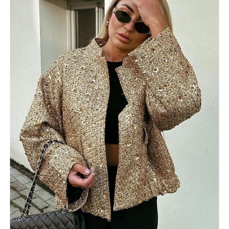 This chic, golden tweed jacket with sequins adds an elegant touch to any look. An effortless way to dress up any casual outfit while keeping you comfortable and stylish. An absolute must-have for every fashionable woman. SPECIFICATIONS Decoration: Button Decoration: Pockets Decoration: Sequins Age: Middle Age Thickness: Standard Material: Polyester Style: High Street Hooded: No Origin: CN Brand Name: TRAFZA Season: Autumn/Winter Pattern Type: Solid Sleeve Length(cm): Full Outerwear Type: Jackets Stand Collar Coat, Coat Autumn, Sequin Jacket, Collared Coat, Cropped Style, Short Coat, Swimwear Collection, Tweed Jacket, Crop Jacket