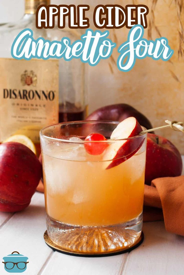 Cocktail Amaretto, Amaretto Sour Recipe, Amaretto Drinks, Apple Cider Cocktail, Amaretto Sour, Apple Slice, Apple Cocktail, Cider Cocktails, Sour Foods