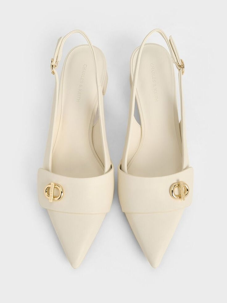 There is always an occasion for a pair of clean, modern pumps like this one. Metallic accents refine the sleek pointed-toed style, imbuing it with a distinctive yet minimalist elegance. The timeless chalk finish lends itself well to a variety of colour palettes, making them the perfect versatile staple. Set on low block heels, they will elevate your frame and your outfits at the same time. Best Fall Shoes, Fall Shoes For Women, Classic Black Handbag, Work Shoes Women, Fashion Shoes Heels, Classy Shoes, Office Shoes, Girly Shoes, Elegant Shoes