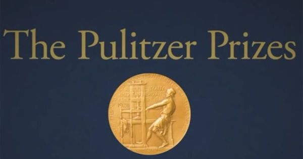 the pultzer prize logo is shown on a blue background with gold lettering and an image of a man standing in front of a door