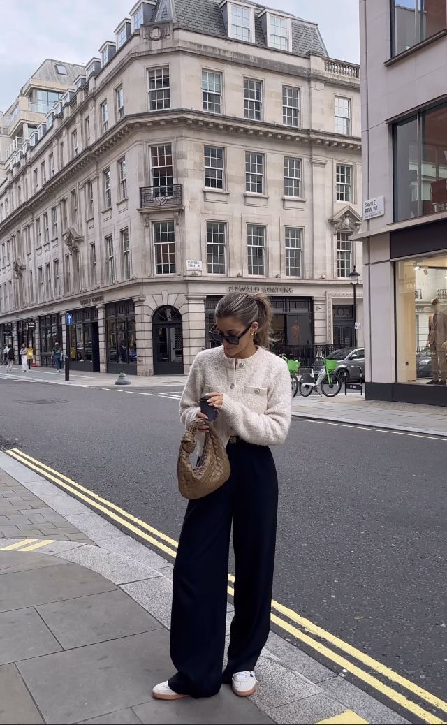 Boucle Jacket Outfit, Cream Cardigan Outfit, London Spring Outfit, Black Cardigan Outfit, Platform Converse Outfit, Cardigan Outfit Aesthetic, Adidas Samba Outfits, Samba Outfits, Rome Outfits