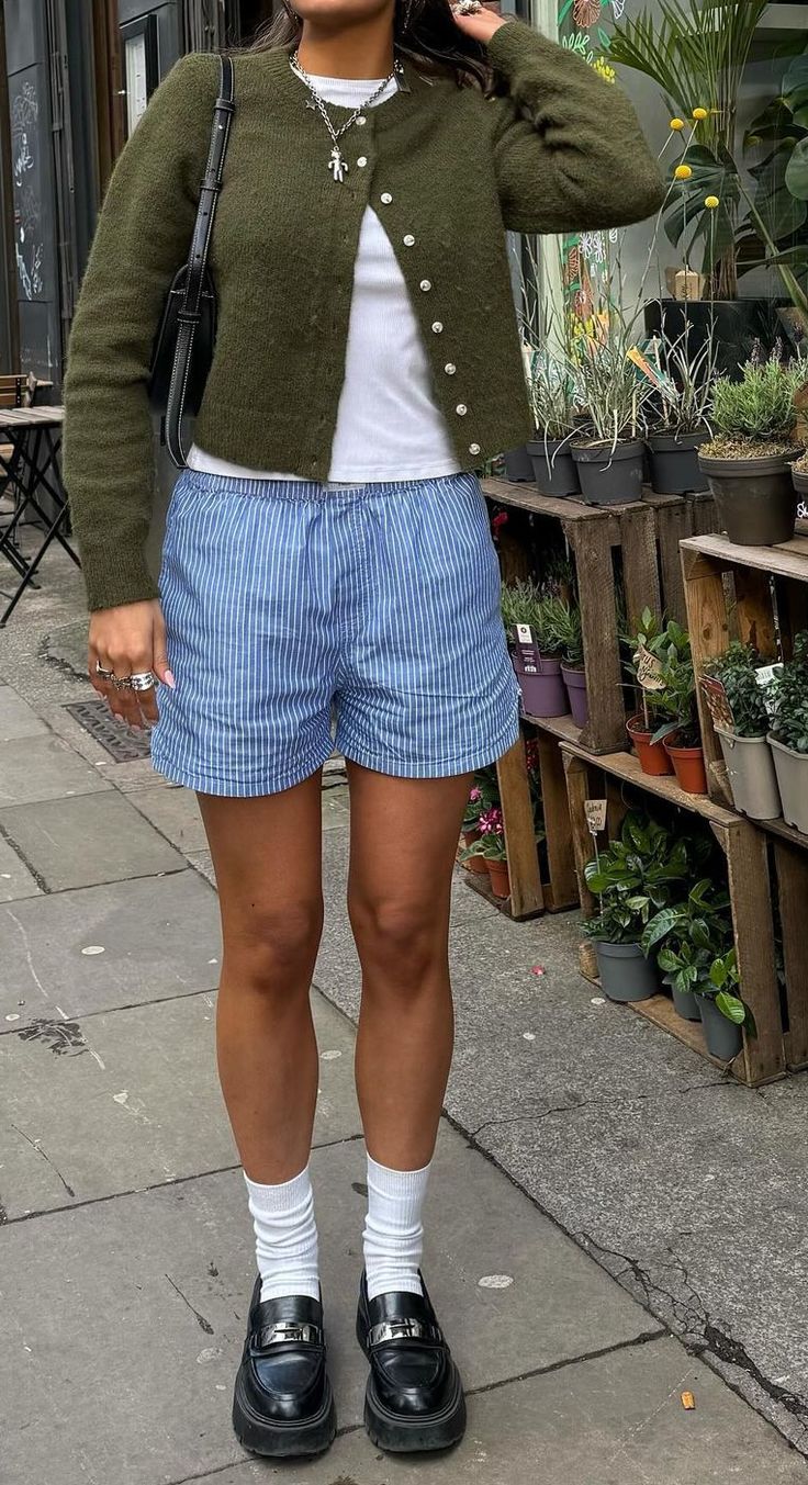 Cute Spain Outfits, Classic Timeless Summer Outfits, Outfits For Pale Skin Summer, Summer Street Style Midsize, Trending Summer Outfits 2024 Women, Summer 24 Trends, Colorful Shorts Outfits, Black Shorts Summer Outfit, Internship Outfit College Summer