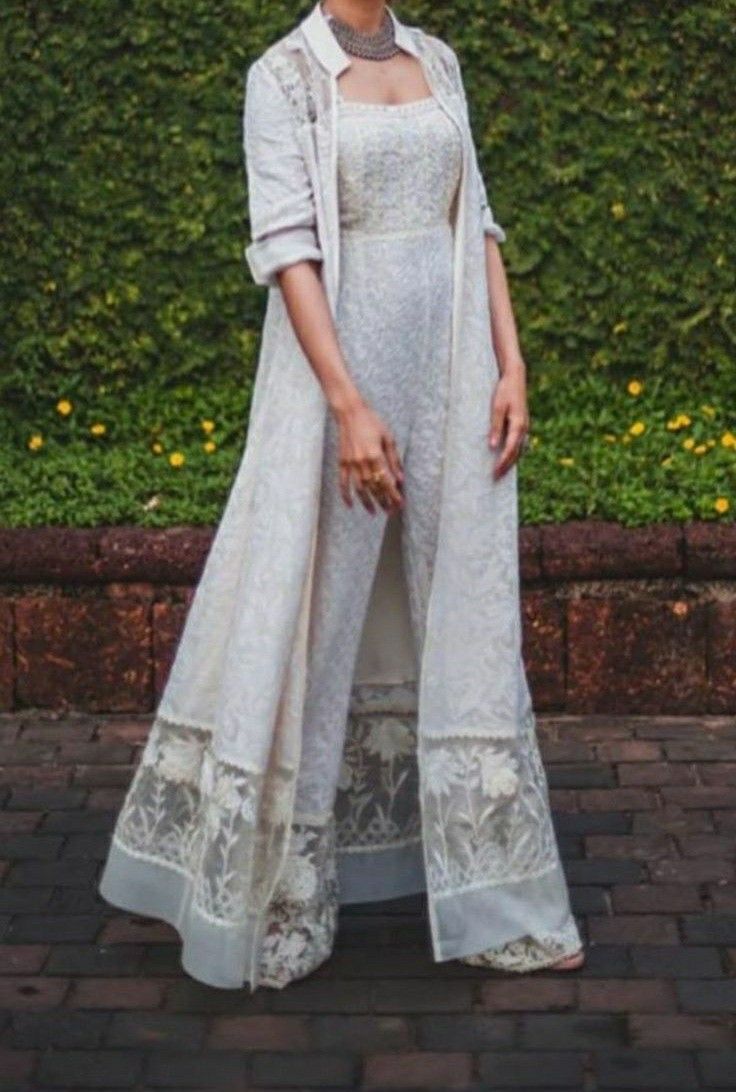 Trendy Outfits Indian, Stylish Short Dresses, Pakistani Fancy Dresses, Indian Dresses Traditional, Trendy Dress Outfits, Kurti Designs Party Wear, Designer Party Wear Dresses, Designer Dresses Casual, Stylish Party Dresses