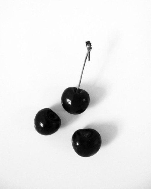 Cherries Photography, Fruit Minimalist, Cherry Darling, Pastel Violet, Black Cherries, Black White Parties, White Fruit, Fruits Photos, Golden Lace