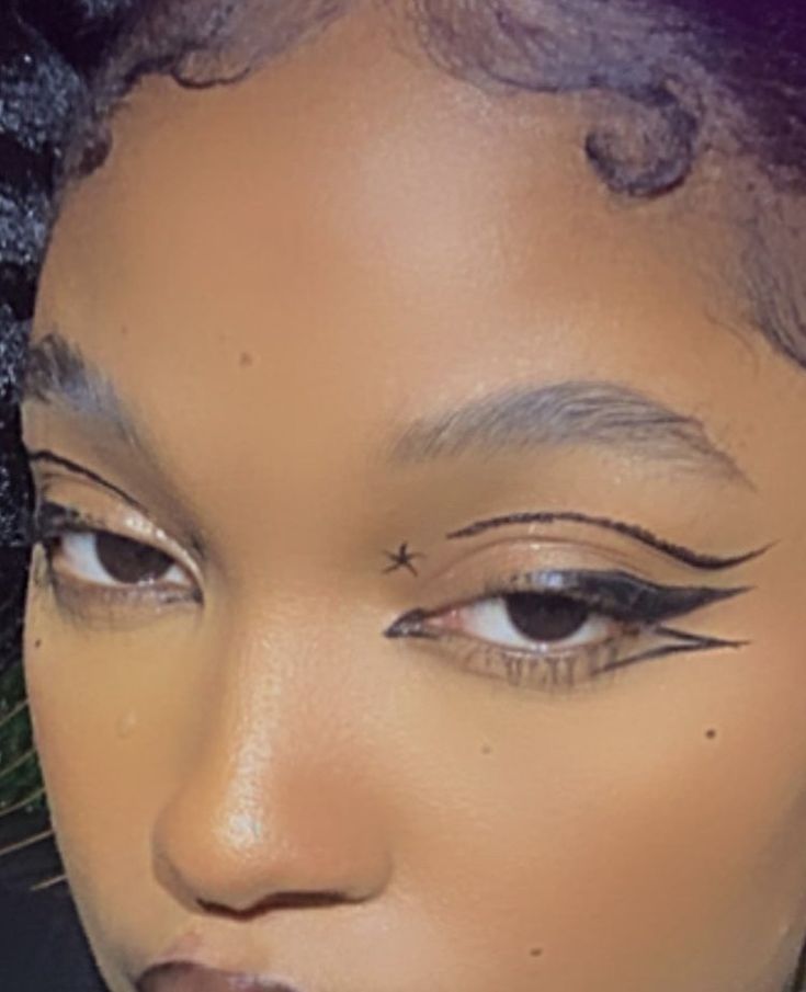 Black Eyeliner On Dark Skin, Unique Black Eyeliner, Black Eyeliner Looks Black Women, Funky Eyeliner Black, Eyeliner For Black Women, Eyeliner Styles Black Women, Eyeliner Makeup Looks Black Women, Eyeliner On Black Women, Alt Makeup Looks Black Women