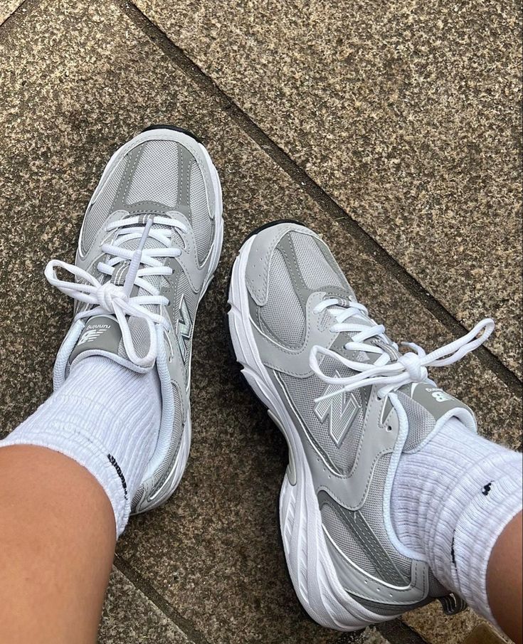 Shoes Aesthetic, Sporty Aesthetic, Grey Design, Pretty Shoes Sneakers, Versatile Shoes, Mens Casual Dress Outfits, Chunky Shoes, Hype Shoes, Women's Running Shoes