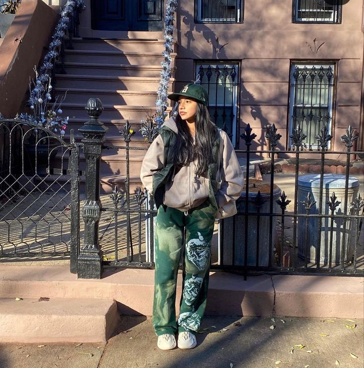 Winter Streetwear Black Women, Women’s Street Wear, Green Streetwear Outfit, Fits With Cargo Pants, Streetwear Fashion Black Women, Streetwear Fashion Women Winter, Winter Streetwear Women, Streetwear Fashion Fall, Fall Streetwear Outfits