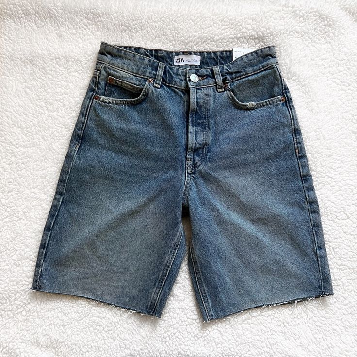 Denim Shorts With Raw Hem For That Cutoffs Feel Zara High Rise Relaxed Fit Bottoms, High Waist Light Wash Shorts With Five Pockets, Zara Denim Blue Bottoms For Spring, Zara Washed Blue Bottoms For Spring, Spring Denim Bermuda Shorts, Zara Straight Leg Jean Shorts, Trendy Straight Leg Zara Shorts, Zara Casual Straight Leg Jean Shorts, Trendy Zara Straight Leg Shorts