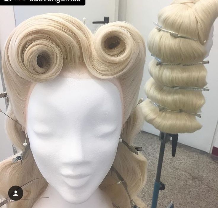 Boi đầu Cabelo Pin Up, Drag Wigs, 50s Hairstyles, Victory Rolls, Wig Styling, Rockabilly Hair, Retro Pinup, Pin Up Hair, Pin Curls