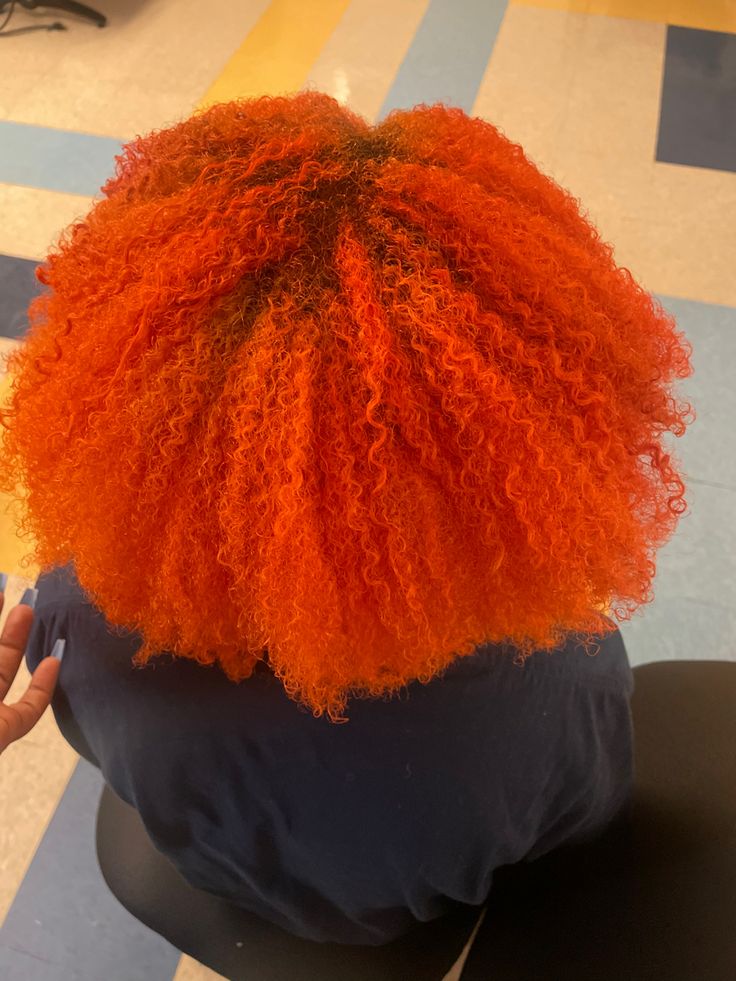 Orange Dyed Hair Black Women, Orange Dyed Hair, Dyed Afro, Bright Orange Hair, Cheveux Oranges, Basketball Hairstyles, Hair Color Orange, Ginger Hair Color, Curls Hairstyles