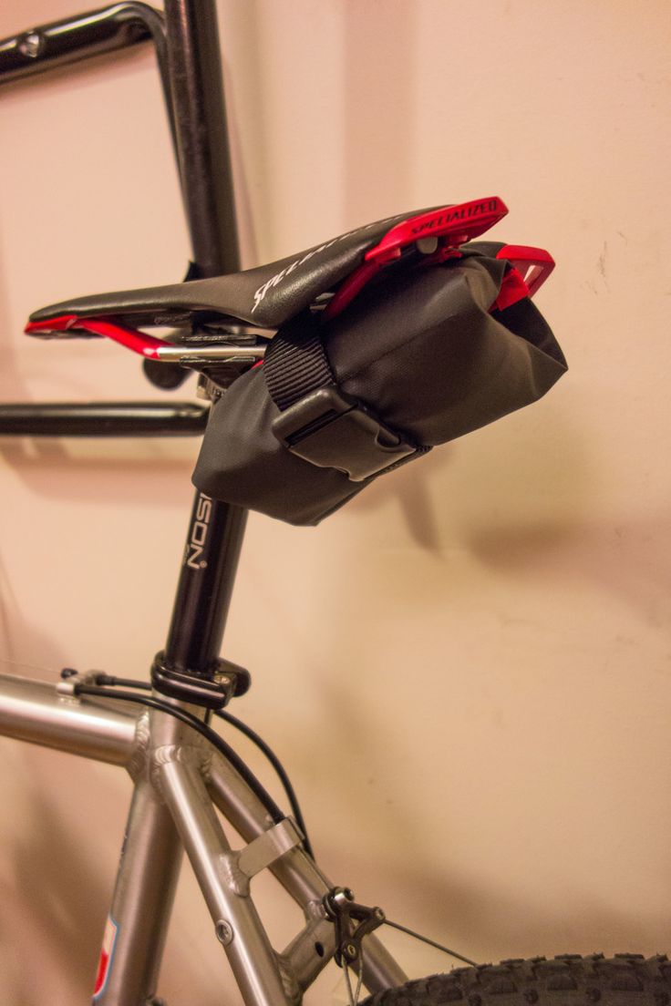 the handlebars and saddle bags are attached to the bike's front rack