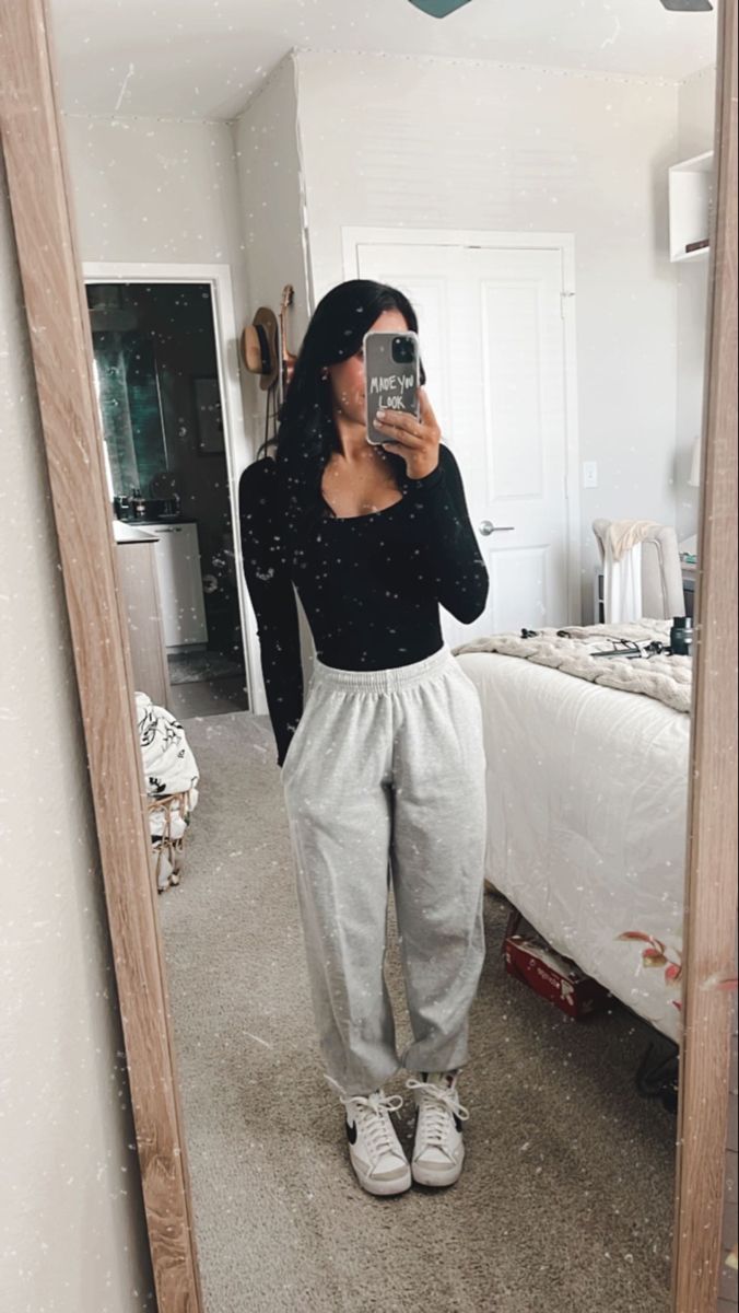 Comfy Outfits Joggers, Comfy Outing Outfits, Winter Outfits For School Sweatpants, Outfit Inspo With Joggers, Joggers Outfit Inspo Women, Outfit Ideas Black Joggers, Winter Outfit Joggers, Sweat Pants And Sweatshirt Outfit, Outfit Inspirations Sweatpants