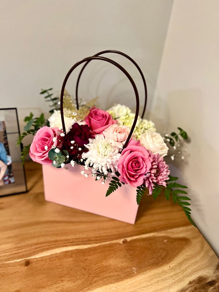 I love these bags I got from Amazon, makes the perfect gift for that special person! Flower Arrangement In Purse, Brown Bag Flowers, Handbag Flower Arrangement, Flower Bag Bouquet, Flower Bag Arrangement, Purse Flower Arrangement, Flowers In Bag, Bag Flower Arrangement, Purse Bouquet