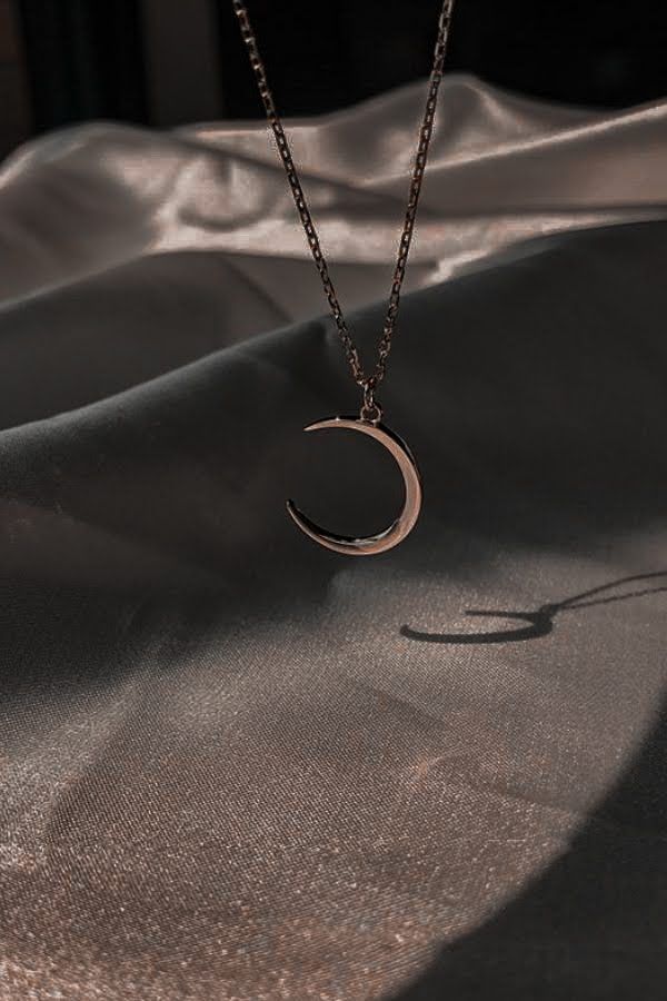 Aesthetic Pendent Necklace, Crescent Moon Necklace Aesthetic, Dark Academia Accessories Necklaces, Colar Aesthetic, Minimal Ornaments, Moon Necklace Aesthetic, Colares Aesthetic, Dark Academia Jewelry, Neck Pieces Jewelry