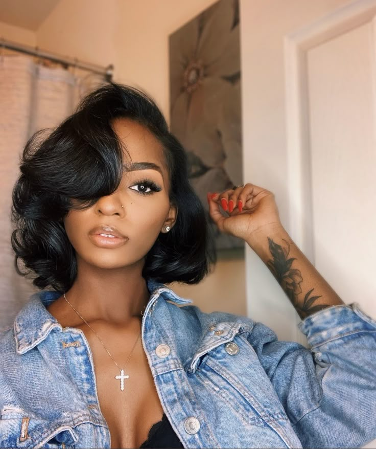 Flat Iron Curls Short Hair, Natural Hair Bob, Pressed Natural Hair, Silk Press Natural Hair, Short Hair Black, Flat Iron Curls, How To Curl Short Hair, Flat Iron Hair Styles, Penteado Cabelo Curto