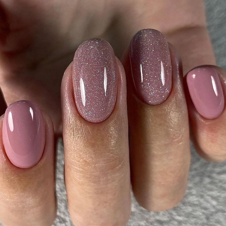 Get inspired with trendy fall pink nails, from soft pastels to bold glitter looks. Discover fresh designs for a chic autumn manicure. Simple Spring Nail Ideas 2024, Round Nail Designs, Rounded Acrylic Nails, Mauve Nails, Short Gel Nails, Professional Manicure, Purple Nail, Casual Nails, Cute Gel Nails