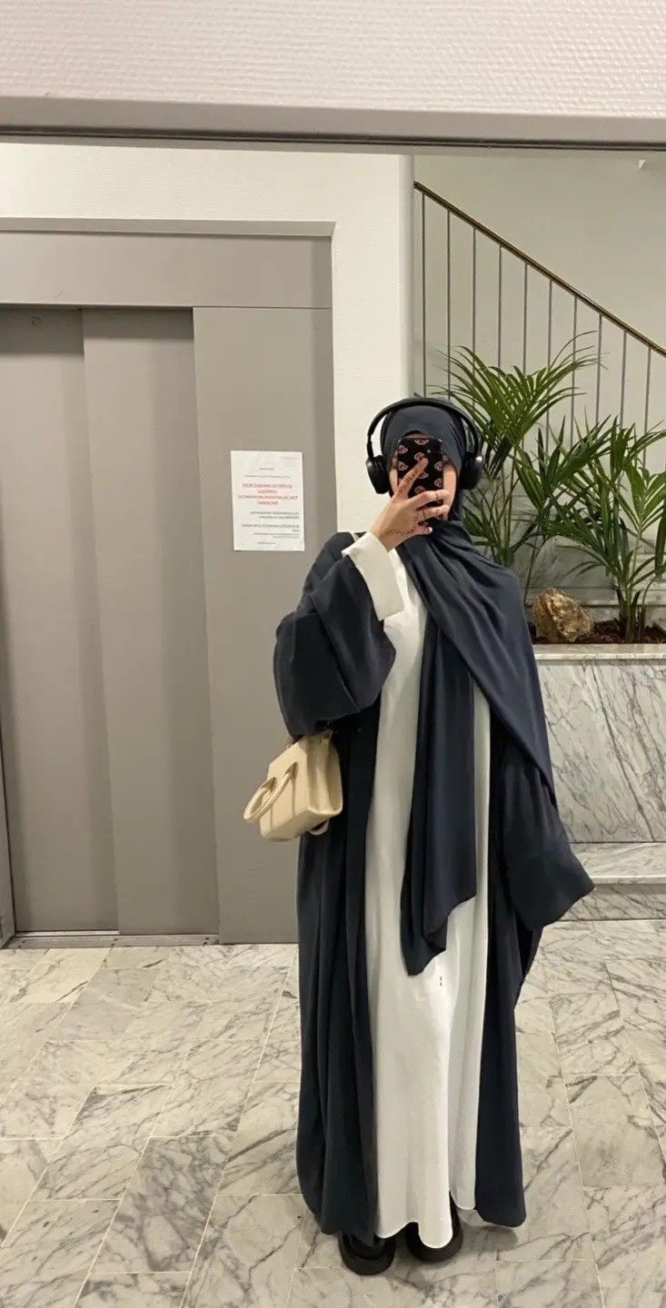 Arabic Abaya Designs, Hijab Outfit Modest, Niqab Winter Outfits, Abaya Streetwear Style, Hijab Style Outfits, Modest Abayas Aesthetic, Luxury Long Modest Khimar, Black Hijab Outfit, Abaya Aesthetic