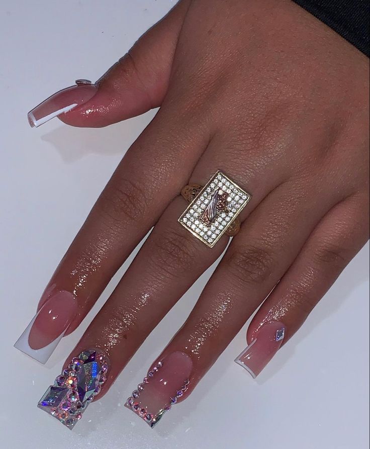 Short Blinged Out Nails, Pink Bling Nails, Nails Styles, Nails Design With Rhinestones, White Acrylic Nails, French Acrylic Nails, Dope Nail Designs, Short Square Acrylic Nails, School Reunion