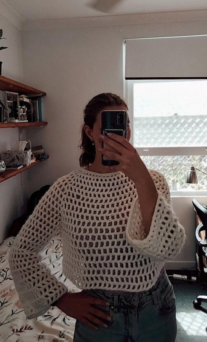 Mirror selfie of girl wearing a white, mesh-stitch, crocheted sweater. White Crochet Mesh Top, Net Sweater, Mesh Sweater Outfit, Crochet Mesh Sweater, White Fishnets, White Tops Outfit, Mesh Sweater, Crochet Short, Everyday Fashion Outfits