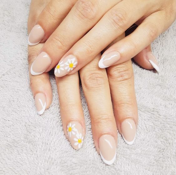 38+ Daisy Nails For A Delicate & Romantic Manicure French Tip And Daisy Nails, Short Nail Designs Bridesmaid, Oval Daisy Nails, Neutral Daisy Nails, French With Daisy Nails, French Tip With Daisy Nails, Daisy Nails With French Tip, French Tip Nails With Daisy Design, French Manicure With Daisy