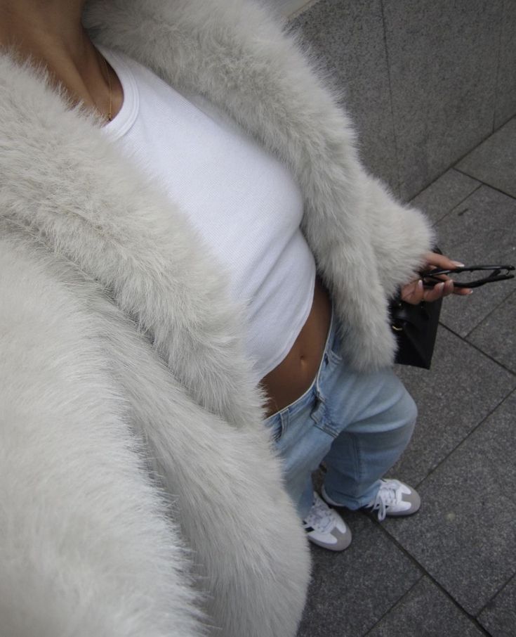 White Fluffy Jacket Outfit, Fluffy Coat Outfit, White Fur Coat Outfit, Fluffy Jacket Outfit, Fur Jacket Outfit, White Fur Jacket, Winter Jacket Outfits, Casual Oufits, Fur Coat Outfit