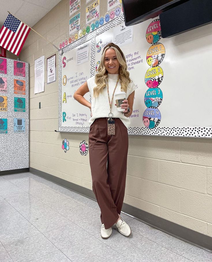 Professional Photographer Outfit, Teacher Trouser Outfit, Para Teacher Outfits, Teaching Outfits College, Modest Teacher Outfit Ideas, Work Teacher Outfits Women, Casual Work Outfits Black Pants, No Jean Teacher Outfits, Pretty Teacher Outfits