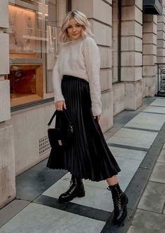 Pleated Long Black Skirt Outfit, Curvy Pleated Skirt Outfit, Pleated Skirt Autumn Outfit, Jumper And Pleated Skirt Outfit, Black Satin Pleated Skirt Outfit, Pleaded Black Skirt Outfits, Pleated Skirt Black Outfit, Quiet Luxury Fashion Winter, Black Pleated Skirt Outfit Casual