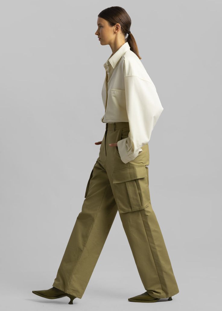 Color: KhakiLightweight cotton fabricRelaxed cargo styleEnlarged cargo pockets at each legSlant hip pocketsAdjustable toggles at hemHook and bar closureZip flyUnlined100% CottonDry CleanBy The Frankie Shop. Imported Baggy Cargo Pants Outfit, Cargo Trousers Outfit, Beige Cargo Pants, Fashion Work Outfit, Cargo Pants Streetwear, Cargo Outfit, Cargo Shorts Women, Women Cargo Pants, Baggy Cargo Pants