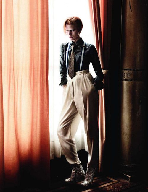 Iselin Steiro as David Bowie Iselin Steiro, Vogue Paris Editorial, Style Androgyne, Cabaret Costume, David Bowie Fashion, Chic Clothing Style, King Outfit, Emmanuelle Alt