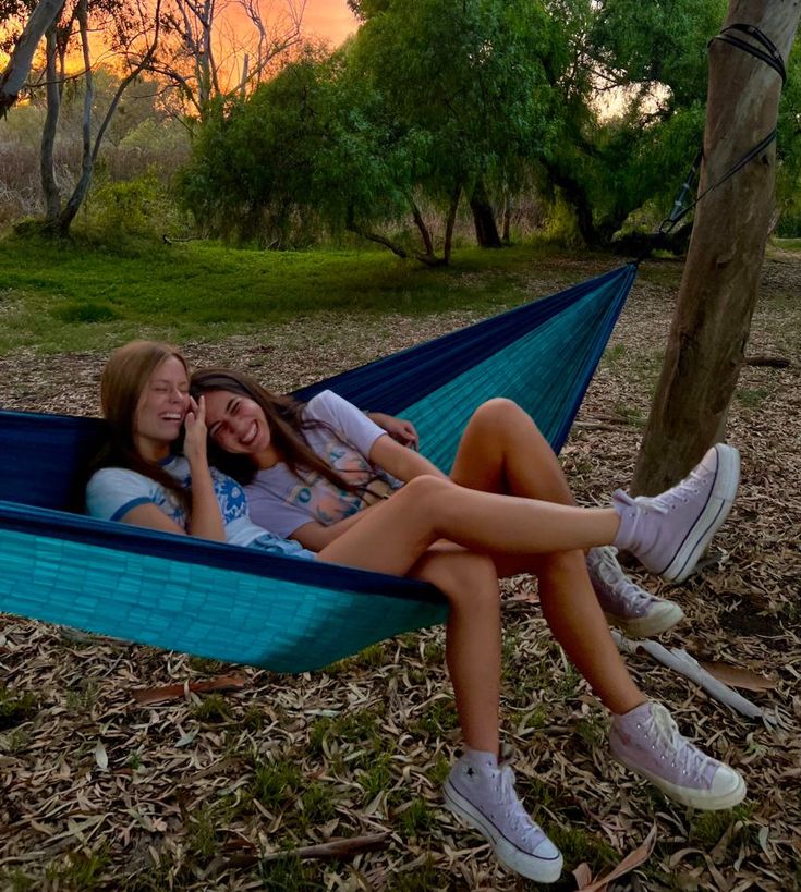 Aesthetic Hammock Pics, Camping Best Friends, Cute Camping Photos With Friends, Camping By The Lake, Camping Pics Friends, Cute Hammock Pics, Summer Hammock Aesthetic, River Camping Ideas, Eno Hammock Aesthetic