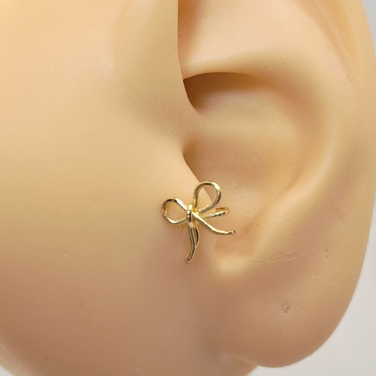 This is a single ear cuff. made by hand craft,Blending solid wire Then  soldering every part together after that I polished,plated with 14k gold. Every product  is all hand made jewelry.Some of our design may have one of a kind. But reasonable price. Size :  4*4 mm Material: Solid Sterling Silver 92.5 wire plated with 14 k gold in high quality. You can slice onto your ear and squeeze gently to your size,Simple clip earring around to your ear lobe with cute&Simple ear clip Gold Plated Ear Cuff For Wedding, Metal Ear Cuff For Pierced Ears As Gift, Elegant Tiny Silver Ear Cuff, Gold Plated Cartilage Earrings As Gift, Dainty Gold Plated Hypoallergenic Ear Cuff, Gold Dainty Hypoallergenic Ear Cuff, Dainty Hypoallergenic Gold-plated Ear Cuff, Gold Delicate Pierced Ear Cuff, Dainty Single Ear Cuff As Gift