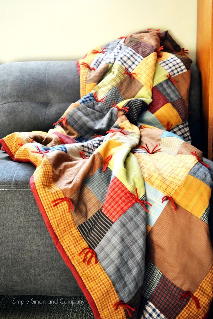 a couch with a blanket on it and the words, the make - it over - the - weekend flannel quilt instructions