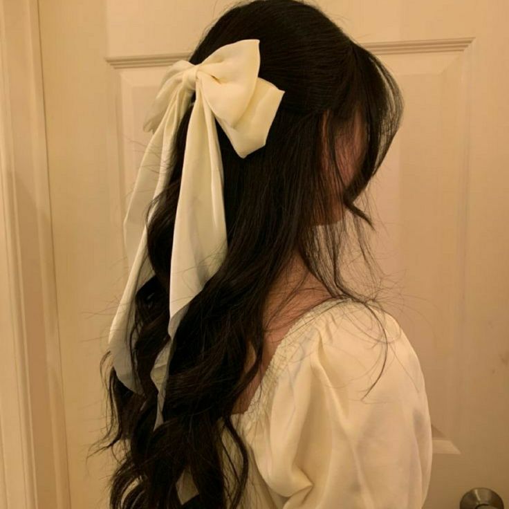 Black White Hair, Mackenzie Foy, White Hair Bows, Bow Hairstyle, Ribbon Hairstyle, Wattpad Covers, Hair Ribbon, Academia Aesthetic, Wide Pants