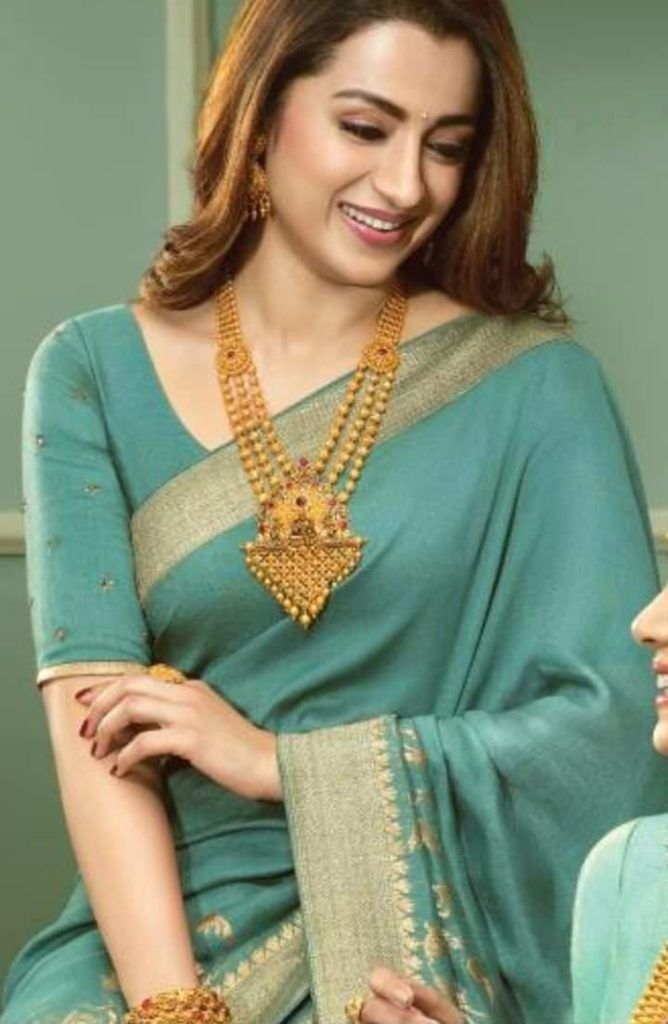 Trisha Krishnan Saree And Gold Jewellery, Gold Jewels Design Indian, Designer Blouse Ideas, Personal Biography, Blouse Ideas, Trisha Krishnan, Gold Jewels Design, Modern Gold Jewelry, Gold Chain Design