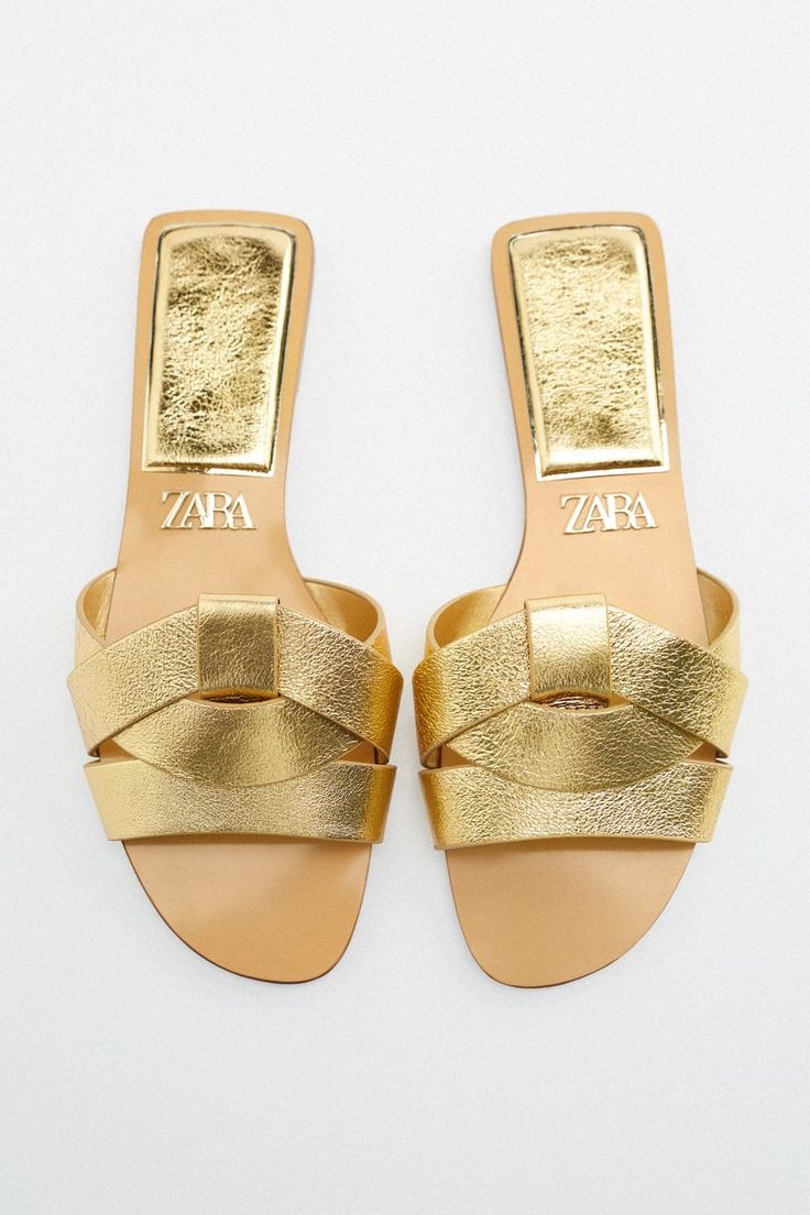 SANDÁLIA BAIXA DE COURO CRUZADA - Ouro | ZARA Brasil Gold Sandals Outfit, Classy Sandals, Gold Flat Sandals, Zara Sandals, Gold Slides, Look Jean, Zara Gold, Slider Sandals, Elegant Sandals