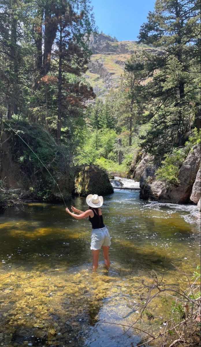 Country Farm Outfits, Classic Country Aesthetic, Mountain Cowgirl Aesthetic, Country Lifestyle Aesthetic, Southern Summer Aesthetic, Soft Country Aesthetic, Montana Farmhouse, Farm Life Aesthetic, Miley Stewart Summer