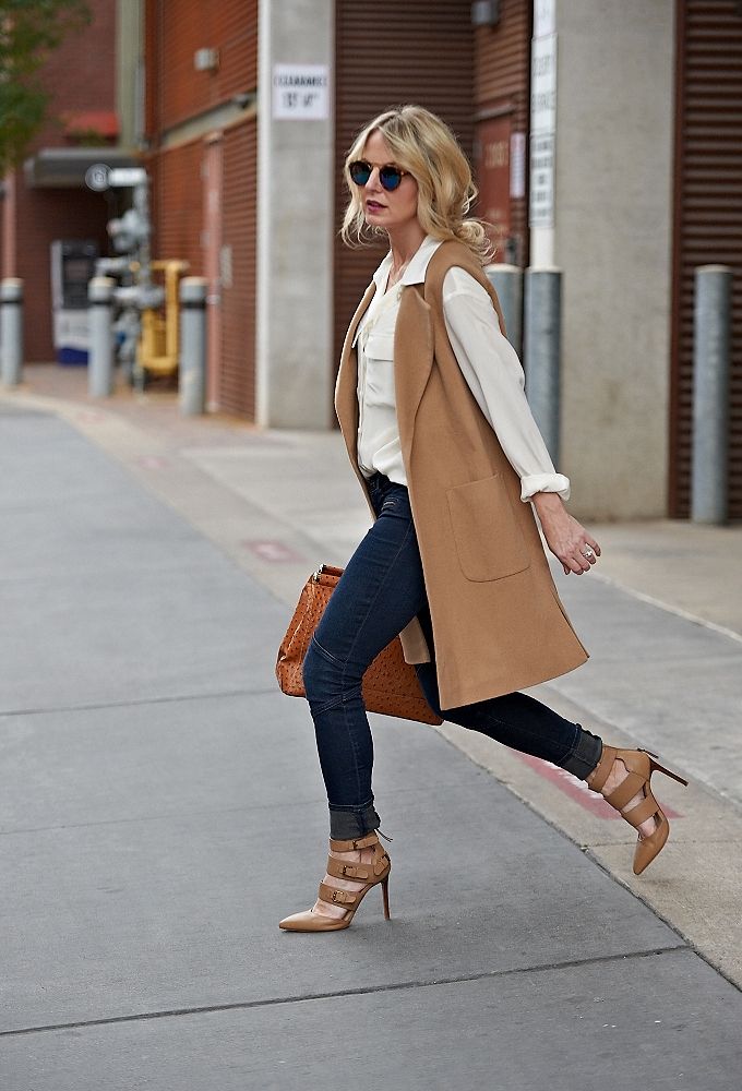 How To Wear Long Sleeveless Coat or Vest Erin Busbee waysify Blazer Vest Outfit, Sleeveless Blazer Outfit, Long Vest Outfit, Sleeveless Blazer Dress, Maxi Vest, Long Sleeveless Vest, Busbee Style, Vest Outfits For Women, Tan Vest