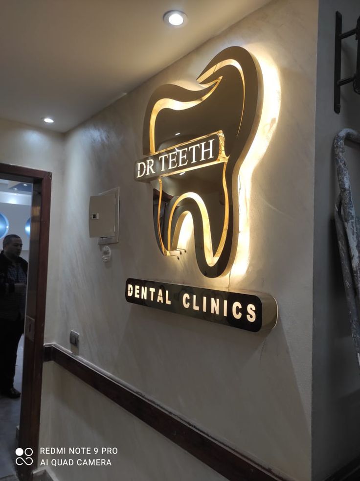 Orthodontist Office Design, Dental Signage, Dentist Logo Ideas, Dental Operatory Design, Logo Dental Clinic, Clinic Signage, Dental Clinic Logo Design, Shop Board Design, Dentist Office Design Interiors