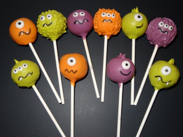 there are many cake pops with faces on them