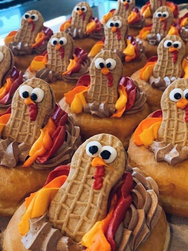 cookies decorated like turkeys and hotdogs with eyes on them are ready to be eaten