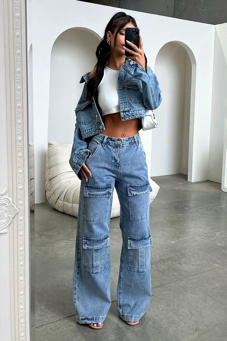 [AffiliateLink] Dare To Make A Statement With Adalia Jeans. These Bold, Blue Denim Jeans Feature Cargo Style Pockets, Belt Loops Around The Waist, Mid Rise, And A Baggy Wide Leg Fit, So You Can Look Your Best. Prepare To Turn Heads And Be The Trendsetter You Are! Match Her With A Blue Denim Jacket And A White Cropped Tee For A Cool And Edgy Look. Fabrication: 85% Cotton / 15% Polyester Sizing: Crystal's Height Is 163Cm/5'3 And Wears A Size Au 8 / Us 2. #croppeddenimjacketoutfit Rok Outfit, Top Aesthetic, Stile Hijab, Fest Outfits, Instagram Baddie, Cooler Look, Looks Street Style, Fit Ideas, Trending Fashion