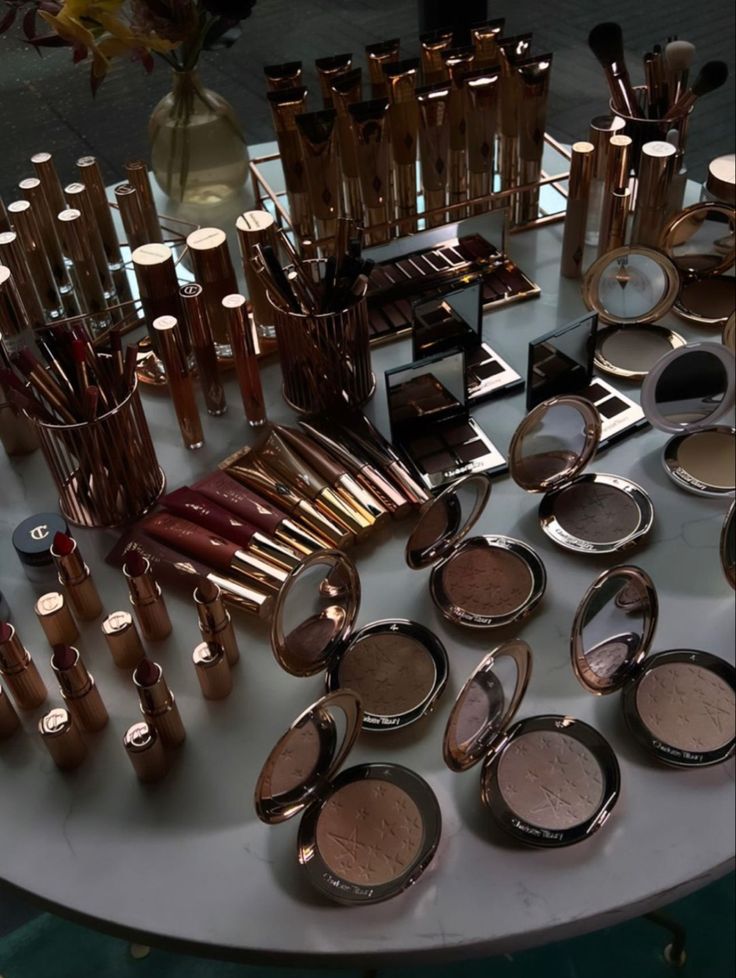 Makeup Items Aesthetic, Items Aesthetic, Glamour Makeup Looks, Makeup Layout, Evening Eye Makeup, Essence Makeup, Makeup Is Life, Elf Cosmetics, Edgy Makeup