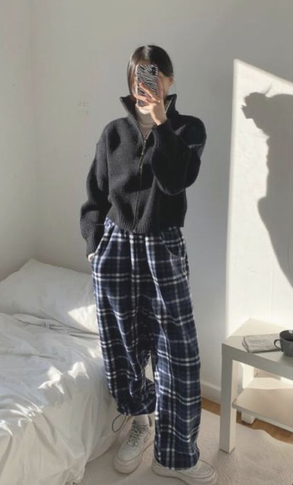 Lazy Core Outfits, Comfy Outfits Sleep, Plaid Sweatpants Outfit, Grunge Pajamas Aesthetic, Grunge Pajamas Outfit, Grunge Full Length Winter Pants, How To Style Pajama Pants, Comfy Sleeping Outfits, Comfy Emo Outfits