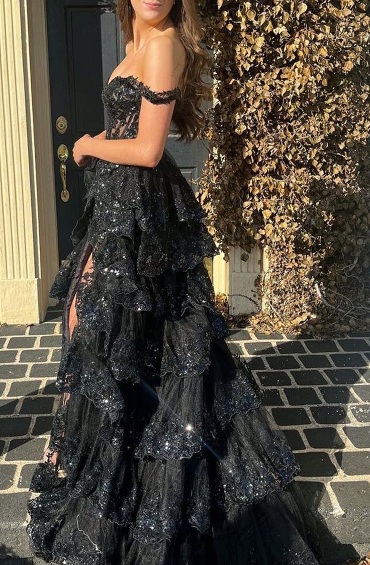 Schwarz vom Schulter -Abschlussballkleid Unique Black Prom Dress, Black Ball Gown Prom Dresses, Sparkly Black Prom Dress, Black Prom Dress Aesthetic, Black Sparkly Prom Dress, Black Lace Prom Dress, Tiered Prom Dress, Prom Dress Pictures, Prom Dress Black