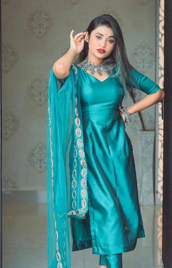 Satin Indian Dress, Satin Kurti Designs, Straight Kurti Designs, Long Kurta Designs, Simple Kurti, Churidar Designs, Anarkali Dress Pattern, Simple Kurti Designs, Dresses Traditional