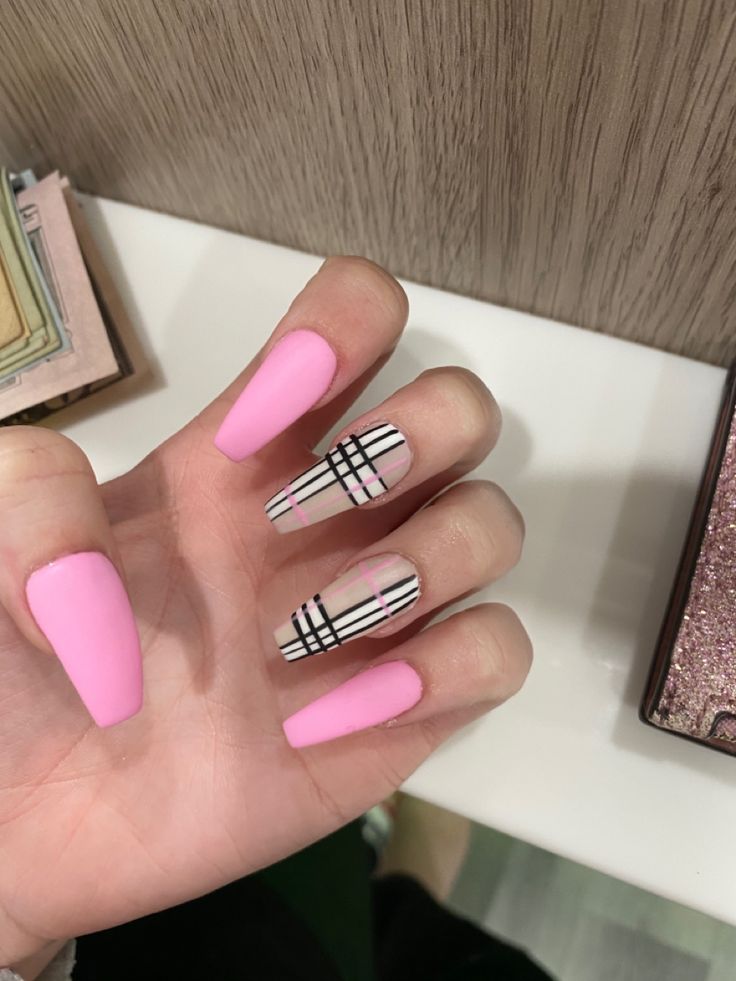 Purple Burberry Nails, Pink And Black Plaid Nails, Pink Flannel Nails, Plaid Pink Nails, Pink Plaid Nails Acrylic, Argyle Nails Designs, Pink Burberry Nails, Flannel Nail Art, Brown Plaid Nails