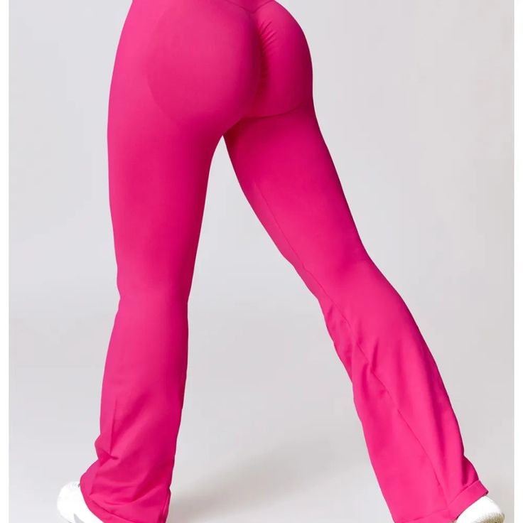 These B|FIT TRACK Flare Leggings in are the perfect addition to your activewear collection. With a high waist and scrunch bum design, they provide both comfort and style. Whether you're hitting the gym or running errands, these leggings offer top performance for everyday wear. Sport Leg, Flare Leggings, Mens Joggers, Sports Leggings, Cropped Leggings, The Gym, Running Errands, Mens Shorts, Shirts Tops