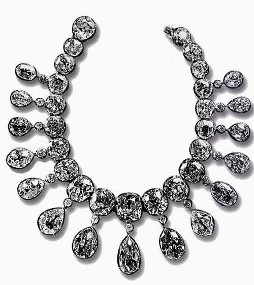 This collier d’esclave is formed of a string of twenty-one cushion-cut diamonds, mounted in silver settings with a channel in gold below held together by silk threads to make a necklace more flexible. Suspended from this are fifteen antique pear-shaped diamonds, each surmounted by a much smaller diamond: probably cut some in the 17th or 18 th century, they are of Indian origin and have a total weight of 475 old carats. Some of the diamonds have a blue or pink tint, producing an enchanting effect 18th Century Jewelry, Regency Jewelry, The Romanovs, Platinum Jewellery, Queens Jewels, Bridal Jewels, Era Fashion, Georgian Jewelry, Georgian Era